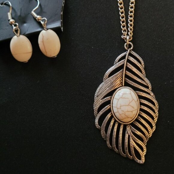 Silver tone and Stone Fashion Earring/Necklace Set - Picture 1 of 1